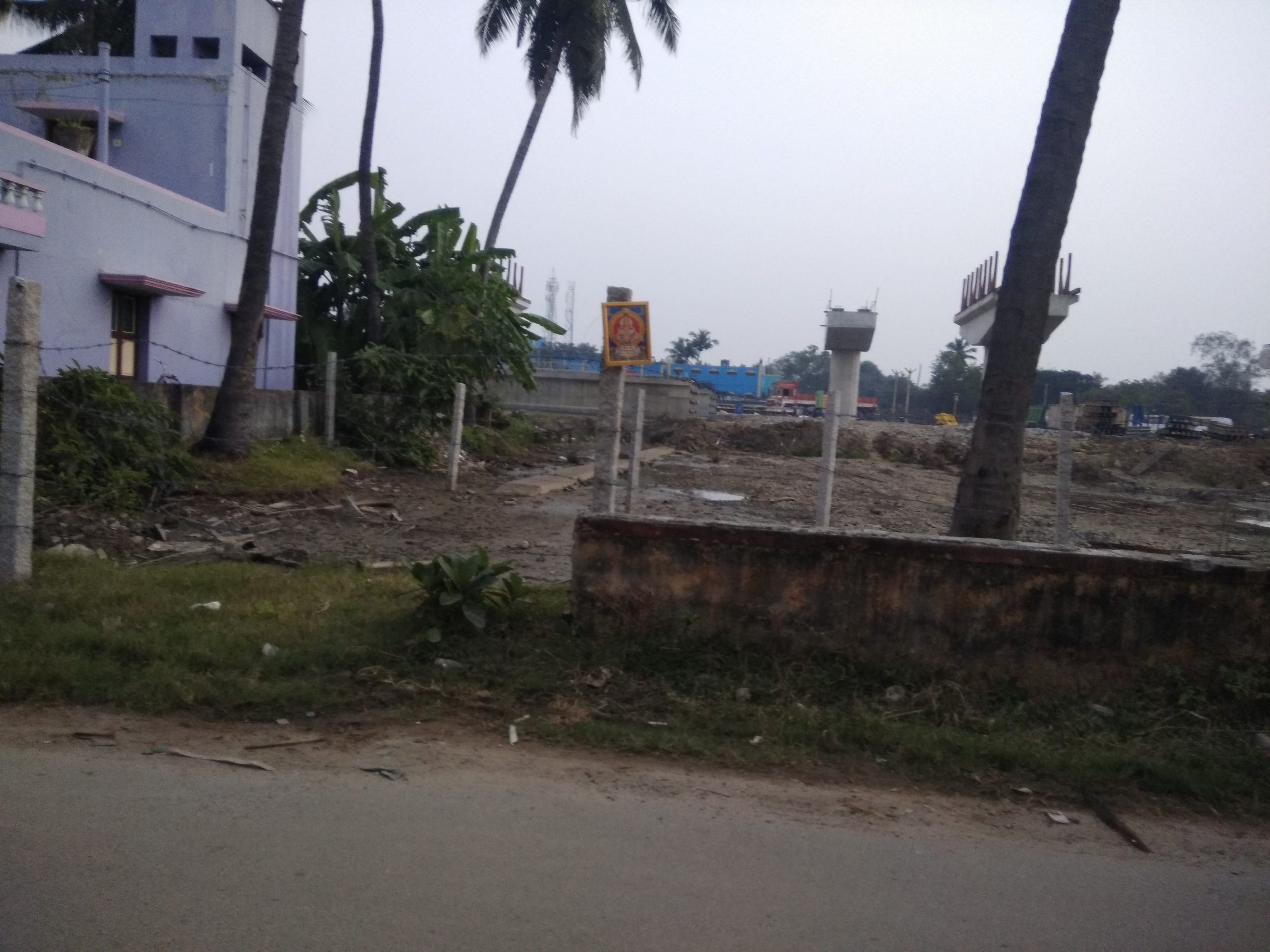 Minjur, on road property