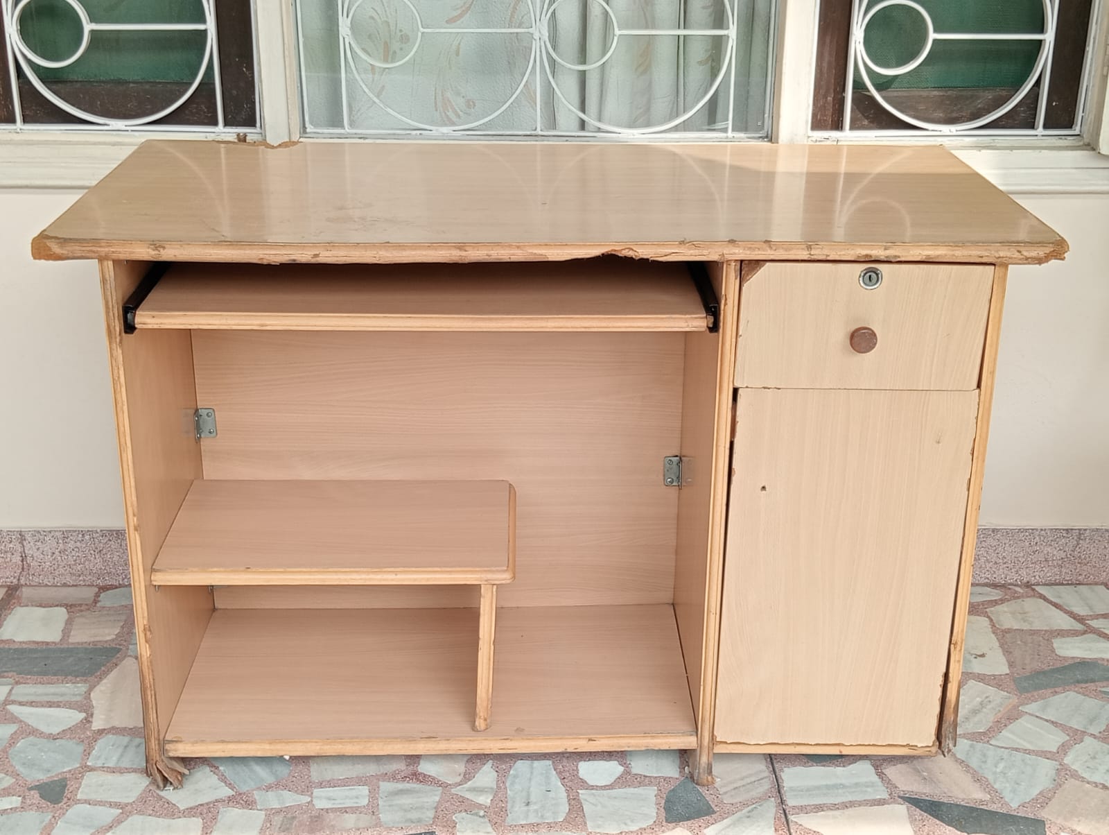 A Strong & Good Quality Computer Table for Resale